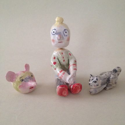 figura con cabeza intercambiable y gato
